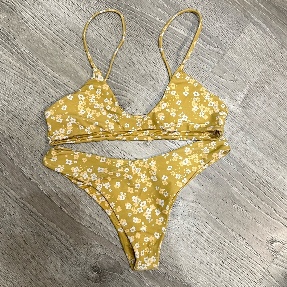 Gillia Hawaii bikini